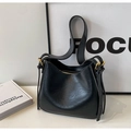 Dettaglio borsa hobo in pelle nera lucida con fibbia dorata e cinturino decorativo - Nero
