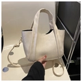 Detalle del bolso tote de cuero PU blanco crema con textura suave y ganchos metálicos - Blanco