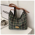 Dettaglio della borsa a tracolla in lana scozzese con cinturino in pelle marrone e logo - Verde
