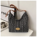 Dettaglio del motivo jacquard geometrico e della toppa in pelle marrone sulla borsa - Nero