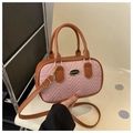 Detalle del bolso acolchado rosa y marrón con costuras en V y herrajes dorados - Rosa
