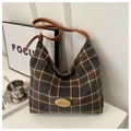Dettaglio borsa a tracolla vintage in lana a quadri con patch in pelle e tracolla - caffè