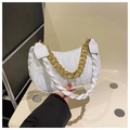 Dettaglio borsa hobo bianca trapuntata con catena d'oro e tracolla intrecciata a mano - Bianco
