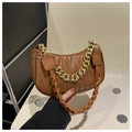 Dettaglio borsa baguette marrone trapuntata con catena oro e tracolla intrecciata - Marrone