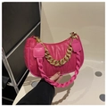 Detail of rose red hobo bag with V-shaped quilting, gold chain and woven handle - Rose Pink