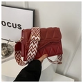 Dettaglio borsa a tracolla bordeaux con trapuntatura geometrica e tracolla larga - Rosso