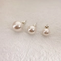 Dreiteiliges Set glänzender runder Perlenohrstecker in verschiedenen Größen auf Weiß - Hochglanzperle-Stil (12mm)