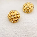 Goldene runde Ohrstecker im Ananas-Stil mit Steppmuster und funkelnden Kristallen - Gold