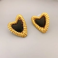 Pendientes vintage de corazón en metal dorado trenzado con resina negra y perno de plata - Estilo con Incrustaciones de Corazón Negro / Dorado