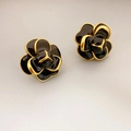 Elegante dreilagige Kamelienblüten-Ohrstecker aus schwarzer Emaille und Gold-Finish - Schwarz