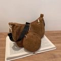 Bolso de hombro de pana marrón con monedero redondo a juego sobre un libro - Marrón
