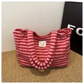Detalle del bolso tote de felpa a rayas rojas y rosas con parche de cuero sintético - Rayas Rojo Rosa (Rosa)