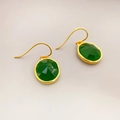 Orecchini dorati con calcedonia verde ovale e ganci a monachella dal design elegante - Orecchini a gancio verdi
