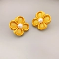 Pendientes de trébol bañados en oro de 18K con textura tejida y perla blanca - Dorado