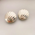 Pendientes de concha dorada pulida con refinada textura radial de estilo minimalista - Oro blanco