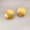 Pendientes dorados en forma de concha con textura radial pulida y estilo minimalista - Dorado