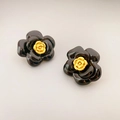 Elegante schwarze Emaille Kamelie Ohrstecker mit goldener Rose und 925 Silberstecker - Schwarz