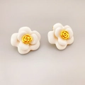 Elegante weiße Kamelien-Ohrstecker mit goldener Rose im minimalistischen französischen Stil - Weiß