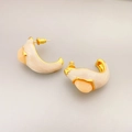 Vintage goldene C-Ohrringe mit Marmor-Emaille und aprikosenfarbenem Schmuckstein - Beige