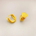 Polished shell-shaped huggie earrings in gold plating with radial texture detail - Gold