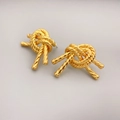 Elegantes pendientes de nudo dorado con textura de cuerda trenzada y acabado brillante - Dorado