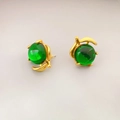 Boucles d'oreilles branche dorée avec pierres vertes à facettes et détails feuilles - Vert