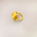 Französischer goldener gerippter Kuppelring mit eleganter Perle im minimalistischen Stil - US 7 / Gold