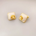 Square floral earrings with white enamel and pearl accent in a gold-plated frame - Beige (Clip-on Earrings)