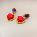 Orecchini pendenti vintage a cuore con vetro rosso e blu e montatura dorata a rilievo - Rosso