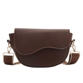 Borsa a sella semicircolare minimalista marrone scuro con tracolla a righe vista frontale - Marrone