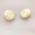 Orecchini a bottone ovali in smalto con motivo a croce dorata e ago in argento - Bianco