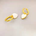 Elegantes pendientes de aro dorados con colgantes de corazón blanco y estilo minimalista - Corazón Blanco