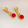 Retro goldene gedrehte Wassertropfen-Ohrringe mit rotem glasiertem Cabochon-Inlay - Rot