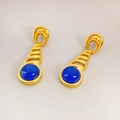 Detailansicht der Vintage-Goldohrringe mit gedrehter Form und tiefblauen Edelsteinen - Blau