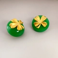 Elegant 925 silver stud earrings with green resin hemisphere and golden clover inlay - Green