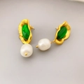 Vintage gold leaf earrings with oval green agate stone and natural white pearls - Green