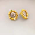 Pendientes retro con relieve de retrato femenino, circón verde y elegante perla blanca - Dorado