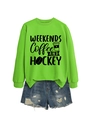 Dettaglio felpa verde con stampa WEEKENDS Coffee AND HOCKEY e pantaloncini di denim - S / Verde Neon (Carattere Nero)