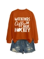 Dettaglio felpa arancione caramello con stampa grafica bianca Weekends Coffee and Hockey - S / Arancio Bruciato (Font Bianco)