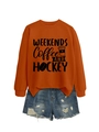 Dettaglio della felpa arancione bruciato con stampa Weekends e pantaloncini di jeans - S / Arancio Bruciato (Font Nero)