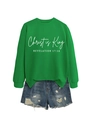 Dettaglio felpa verde Christ is King e pantaloncini in denim strappati stile streetwear - S / Felpa Verde Erba (Carattere Bianco)