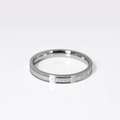 Dettaglio dell'anello in acciaio al titanio argento con incisione 'EVEN WHEN I CLOSE MY EYES' - US 5 / Color Acciaio