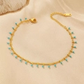 Vue détaillée de la chevillère plaquée or 18K avec pendentifs goutte en émail bleu - Bleu