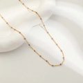 Collana minimalista in titanio placcato oro 18 carati con piccole perline viola su catena - Viola Uva