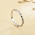 Minimalistischer Ring aus mattem Titanstahl mit glitzernder Frost-Optik für Damen und Paare - Größe 3 / Stahlfarben
