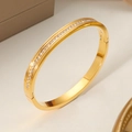 Elegante brazalete de bisagra chapado en oro con pavé de circonitas cúbicas brillantes - Estilo de Raya de Medio Círculo de Diamantes (SZ73) / Dorado