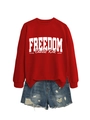 Détail du sweat rouge Freedom Charlie Kirk avec un short en jean bleu délavé et usé - S / Sweat-shirt Rouge (Police Blanche)