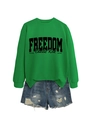 Détail du sweat vert Freedom Charlie Kirk associé à un short en jean vieilli - S / Sweat-shirt Vert Herbe (Police Noire)