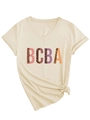 Dettaglio delle lettere leopardate BCBA e del nodo laterale sulla maglietta beige a V - S / Sabbia