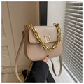 Detailansicht der beigen Satteltasche mit goldenem D-Logo und grober Kettenglied - Khaki